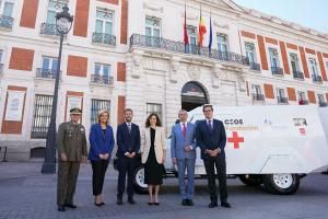 De izda. a dcha., el teniente general Fernando López de Pozo, director general de Política de Defensa; Fátima Báñez, presidenta de Fundación CEOE; el consejero de Presidencia y portavoz del Gobierno regional, Miguel Ángel García; la presidenta de la Comunidad de Madrid, Isabel Díaz Ayuso; el embajador de Ucrania, Serhii Pohoreltsev; y el presidente de CEOE, Antonio Garamendi.