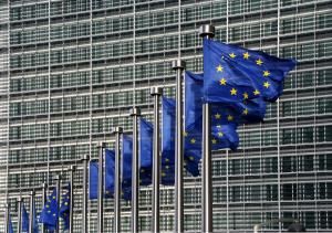 Banderas de la Unión Europea ante el edificio de la Comisión