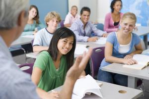 Profesor impartiendo una clase a sus alumnos