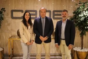El secretario general de CEOE, José Alberto González-Ruiz, en el centro, junto con los representantes de Xiaomi España