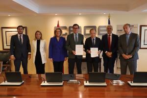 Pie de foto (izq a dcha): el adjunto al director general del Teatro Real, Borja Ezcurra; la directora de Turismo, Cultura y Deporte de CEOE, Inmaculada Benito; la presidenta de la Fundación CEOE, Fátima Báñez; el presidente de CEOE, Antonio Garamendi; el presidente de la Fundación del Teatro Real, Gregorio Marañón; el director general del Teatro Real, Ignacio García-Belenguer; y el secretario general de CEOE, José Alberto González Ruiz. 