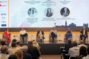 Ponentes en el panel Empresas que transforman durante el Congreso de CEAPI