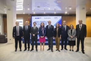 Miguel Garrido, vicepresidente de CEOE, Andrés Montero, presidente del capítulo chileno del Consejo Empresarial Chile - España, y Vanesa Álvarez Franco, directora de proyectos en ICEX, junto a otros participantes en el foro empresarial España - Chile  