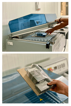 Proceso de empaquetado con máquina de sellado: en la primera imagen, un objeto envuelto en plástico se coloca en la máquina; en la segunda, un paquete sellado con varios productos sobre cartón es sostenido por una mano.