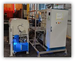 Equipo industrial con un módulo de control y una unidad hidráulica conectada, instalado en una planta de producción.