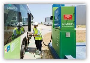 Operaria conecta un autobús a un punto de carga Nimbus