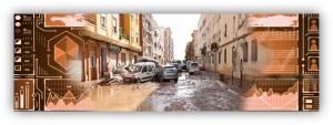 Calle inundada con vehículos cubiertos de barro y edificios a ambos lados; la imagen está enmarcada por gráficos y elementos visuales tecnológicos.