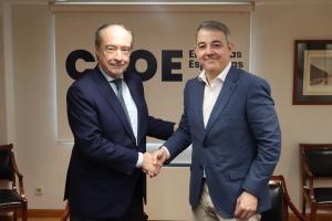 CEOE y Exporetail firman un convenio