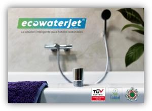 Dispositivo ecowaterjet colocado en el borde de una bañera, con una toalla morada y un grifo de ducha al fondo. Logotipos de certificaciones y el eslogan ‘La solución inteligente para hoteles sostenibles’.