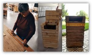 Proceso de fabricación de un contenedor de reciclaje de madera: una persona mide una tabla, un contenedor de madera abierto y el contenedor terminado para plásticos y envases.