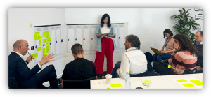 Grupo de personas participando en una sesión de trabajo colaborativo.