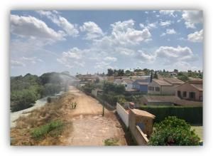 Su rasgo distintivo es el uso de agua regenerada, proveniente de una Estación Depuradora de Aguas Residuales (EDAR) y tratada en una Estación Regeneradora de Agua (ERA), para los riegos preventivos y defensivos en barreras verdes que protegen la interfaz urbano-forestal, evitando así el consumo de agua potable. El proyecto, financiado en un 80% por fondos FEDER a través de la 3ª convocatoria UIA Urban Innovative Actions, ha sido posible gracias a la colaboración entre administraciones públicas, universidade