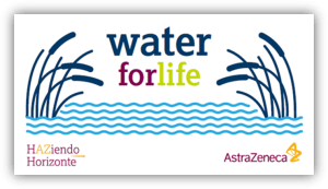 Logotipo con el lema ‘water for life’ sobre ondas de agua, acompañado de referencias a HAZiendo Horizonte y AstraZeneca.