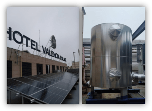 Paneles solares instalados en la azotea del Hotel Valencia Palace y, a la derecha, un depósito industrial metálico con tuberías.