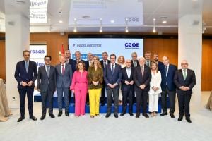 Foto de familia de la jornada de absentismo en CEOE
