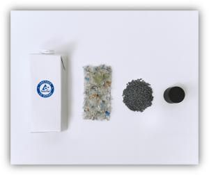 Envase de cartón tipo brik junto a materiales reciclados en distintas fases: fragmentos triturados, granulado y pieza final de plástico.