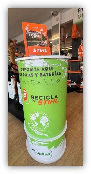 Contenedor verde para reciclaje de pilas y baterías en una tienda, con el mensaje ‘Deposita aquí tus pilas y baterías’.