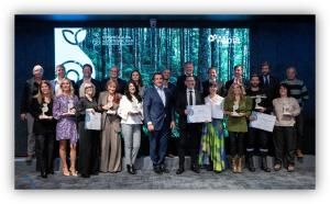 Grupo de personas posando con premios y reconocimientos durante una ceremonia de sostenibilidad organizada por Albia.
