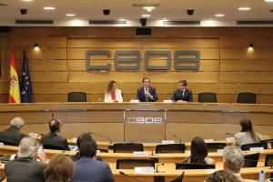 La autora del informe, May López; el presidente de CEOE y de CEIB, Antonio Garamendi; y el decano de EAE Business School