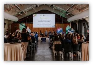 Asistentes reunidos en una sala de conferencias durante una mesa redonda sobre economía circular e innovación en envases.