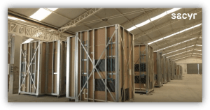 Módulos constructivos industrializados almacenados en una nave de producción para proyectos de edificación.