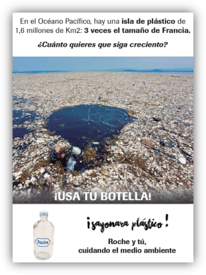 Cartel de concienciación sobre la contaminación por plásticos en el océano, con una imagen de residuos flotantes y una botella reutilizable de Roche como alternativa sostenible.