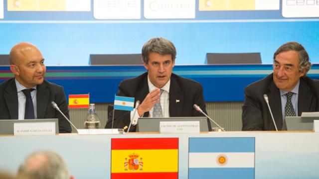 El ministro de Hacienda y Finanzas de Argentina se reúne con más de 200 empresarios españoles en CEOE